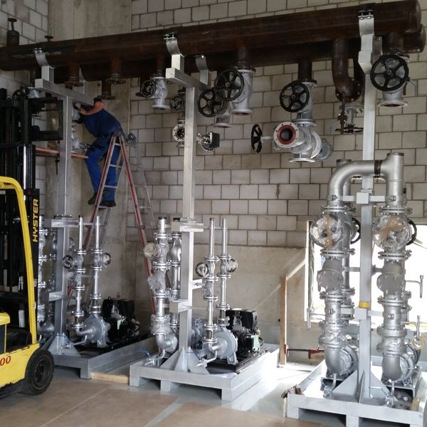 Montage von Pumpen und Verteiler aus eigener Produktion